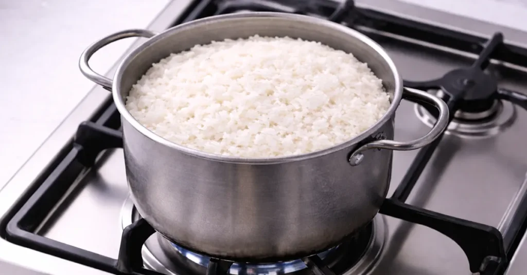 a pot of rice still on the stove, paano magsaing sa kalan